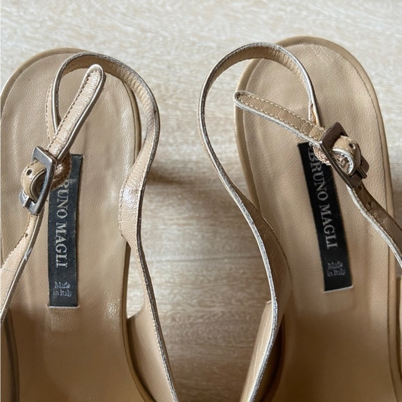 Bruno Magli Peep Toe Sling Back Classic Formal 2.5” Heel Shoes Cream / Tan 6.5 - Picture 6 of 10